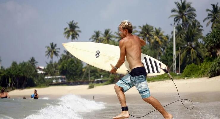 Серфинг в Гоа 2025: школы, споты, сезоны, оборудование и цены