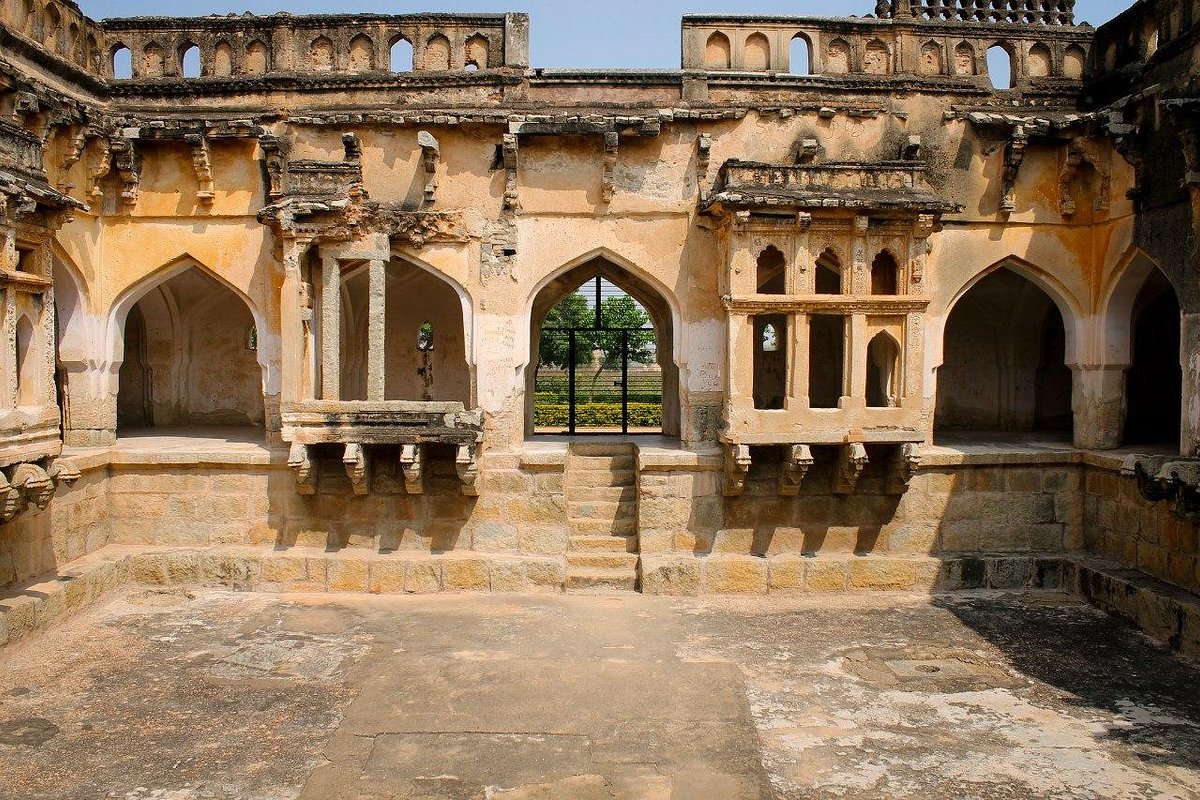 queen bath hampi