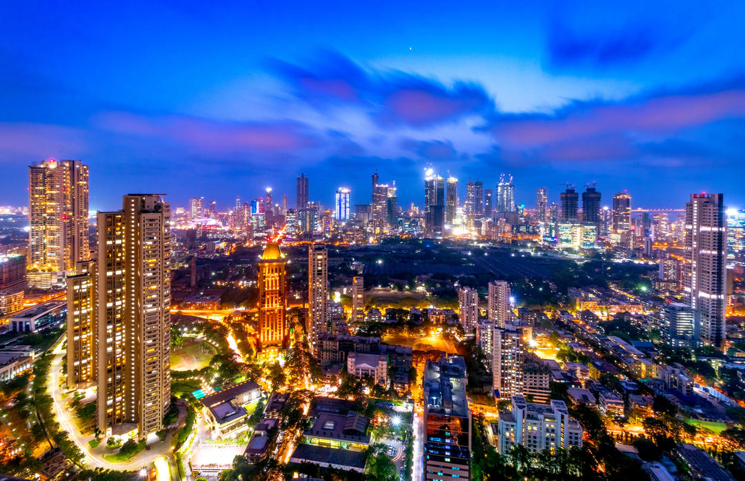 Панорама Мумбаи на закате: небоскрёбы, набережные и Аравийское море