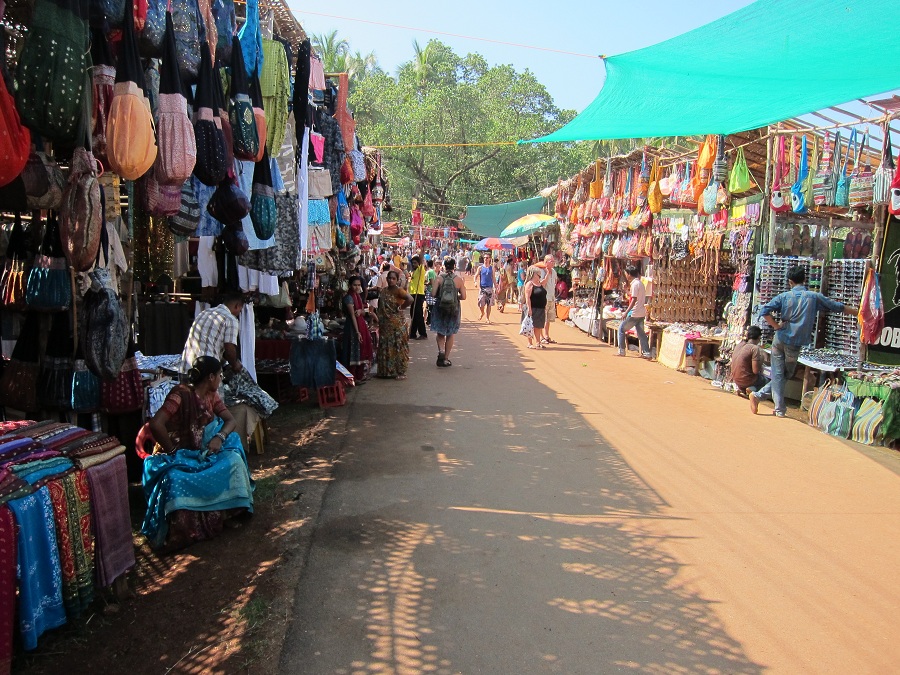 Вечерний рынок в Арамболе: ремёсла, одежда и уличная еда