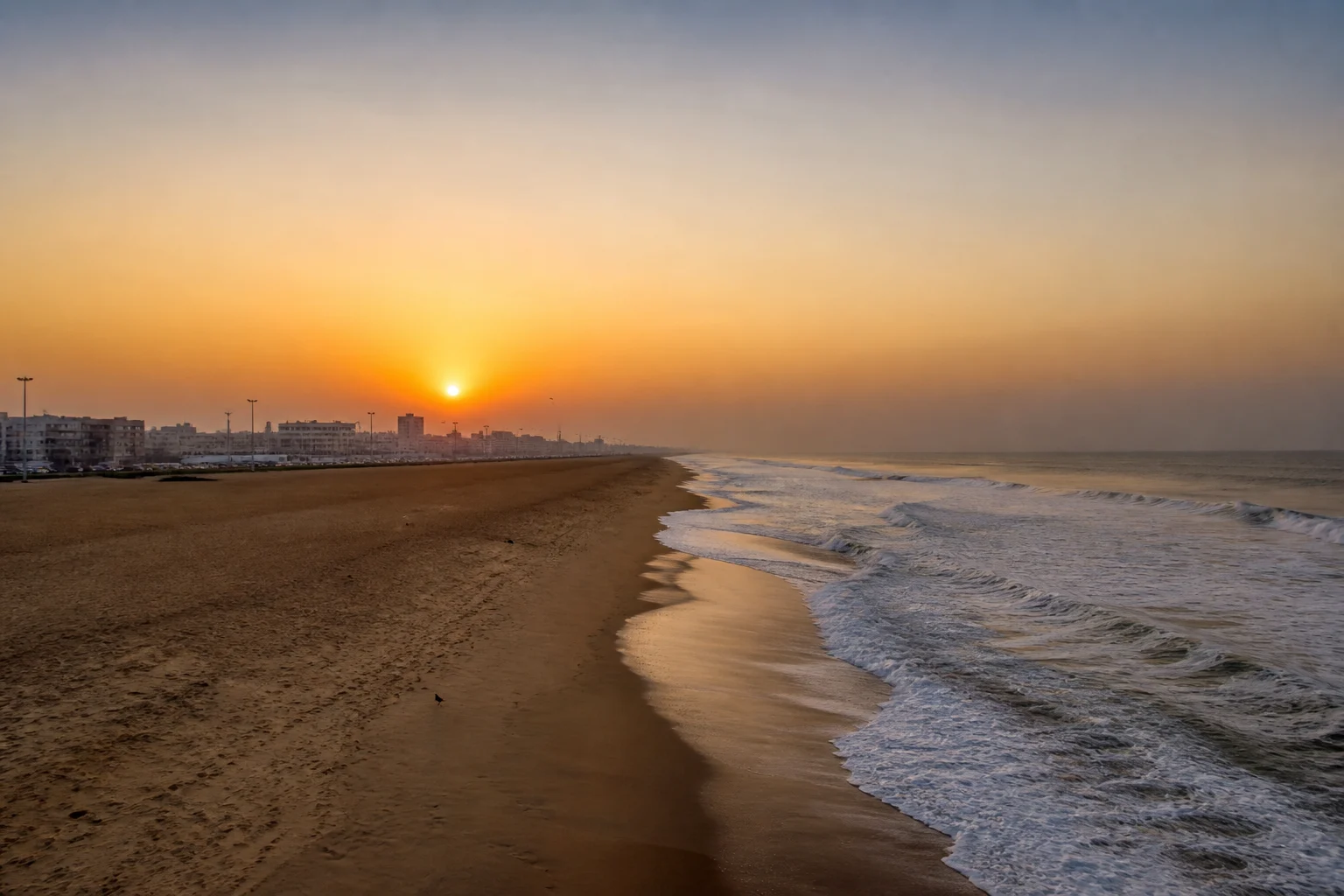 Побережье Marina Beach в Ченаи на рассвете