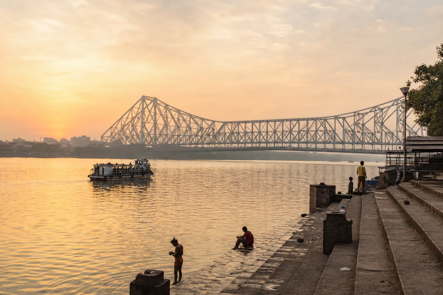 Мост Ховрах над рекой Хугли на рассвете в Kolkata
