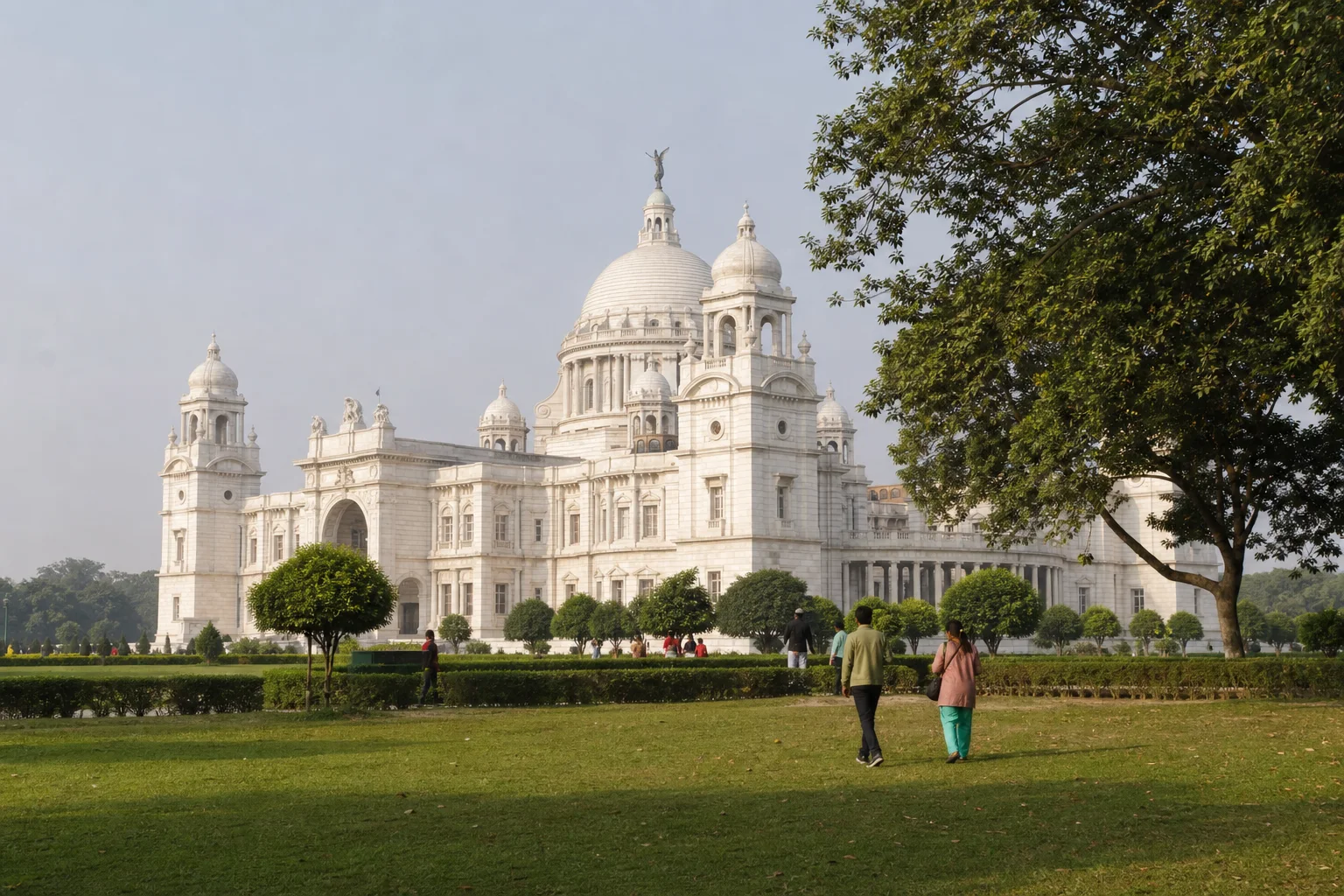 Victoria Memorial и сад Майдана в Калькутте утром