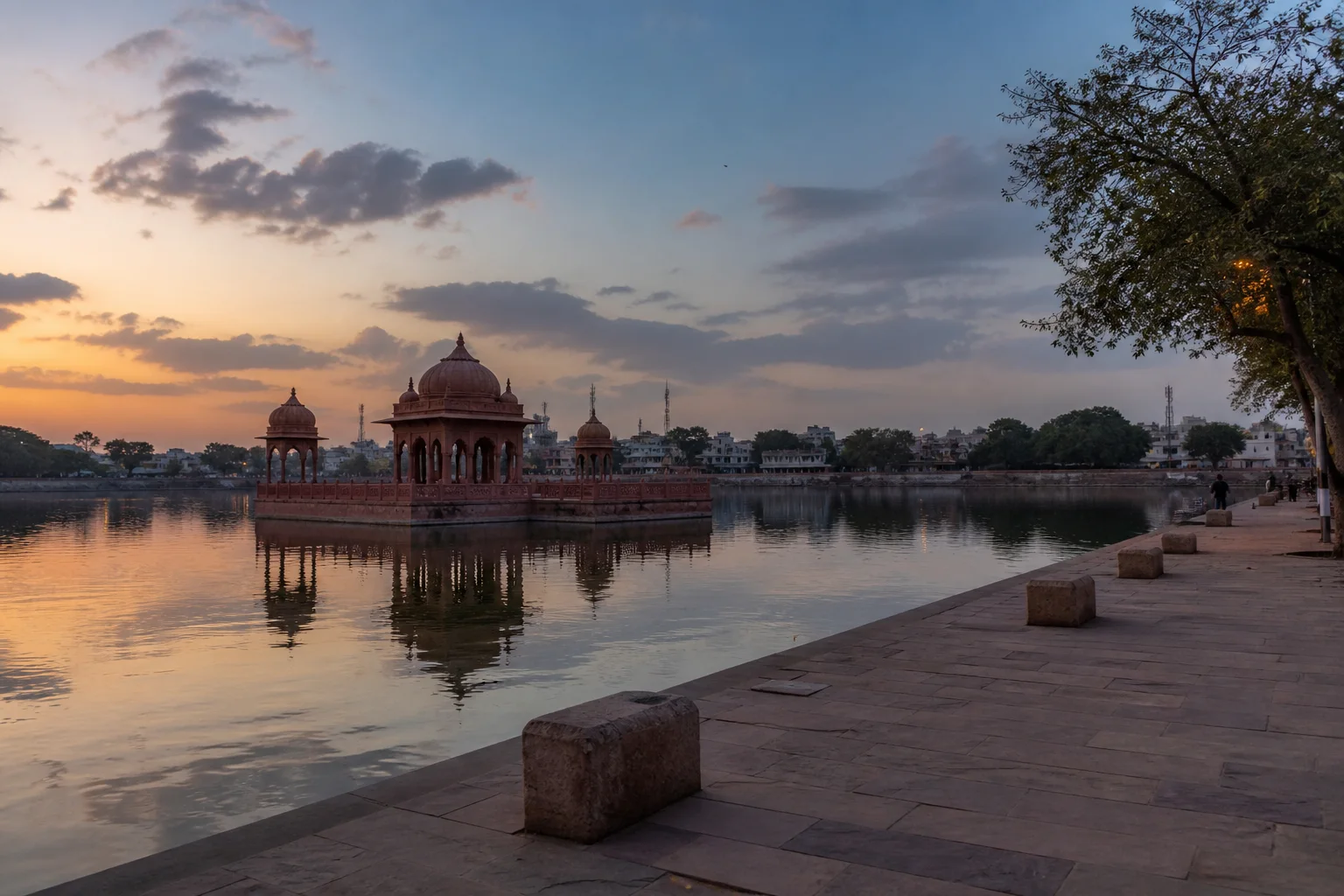 Павильон Jagmandir на озере Kishore Sagar в Коте перед закатом