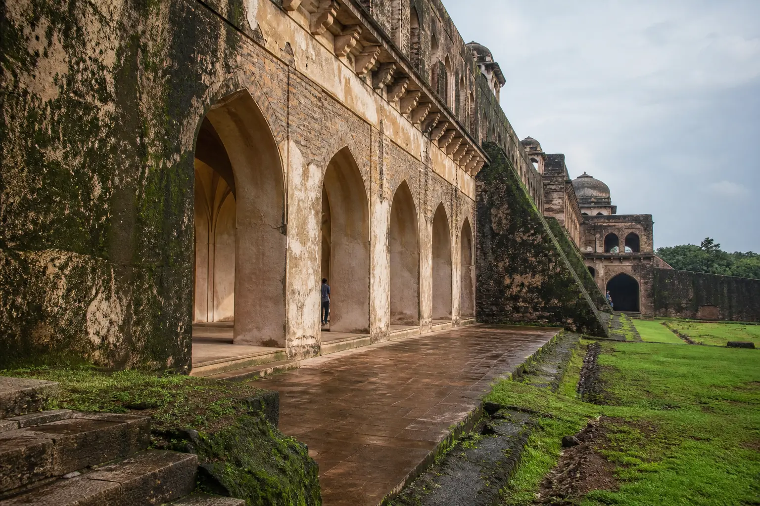 Арочные проходы и наклонные стены дворцового комплекса Манду