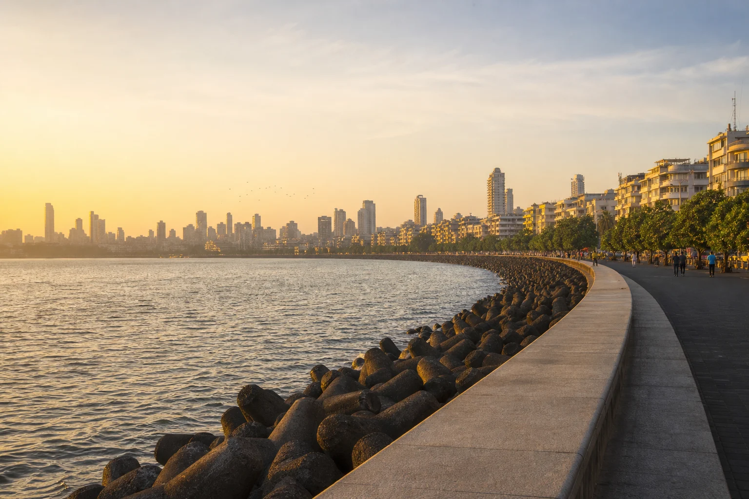 Морская набережная Marine Drive и вечерний силуэт Мумбаи