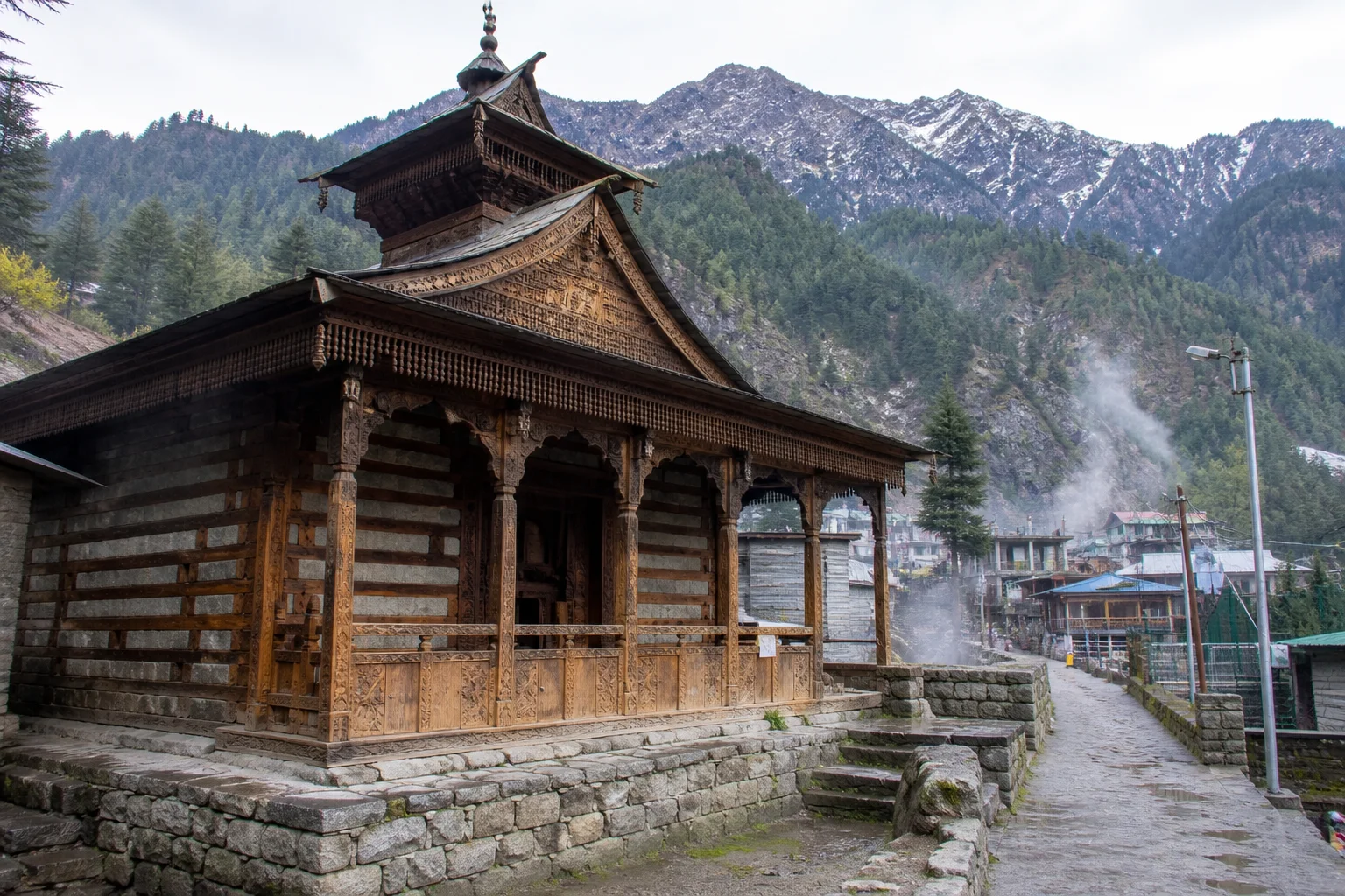 Каменно-деревянный гималайский храм и улица в районе Вашишта